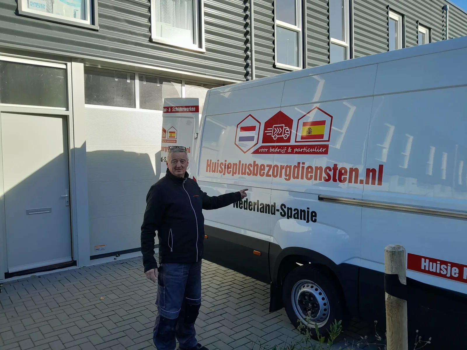 Eigenaar bij Huisje Plus bezorgbus