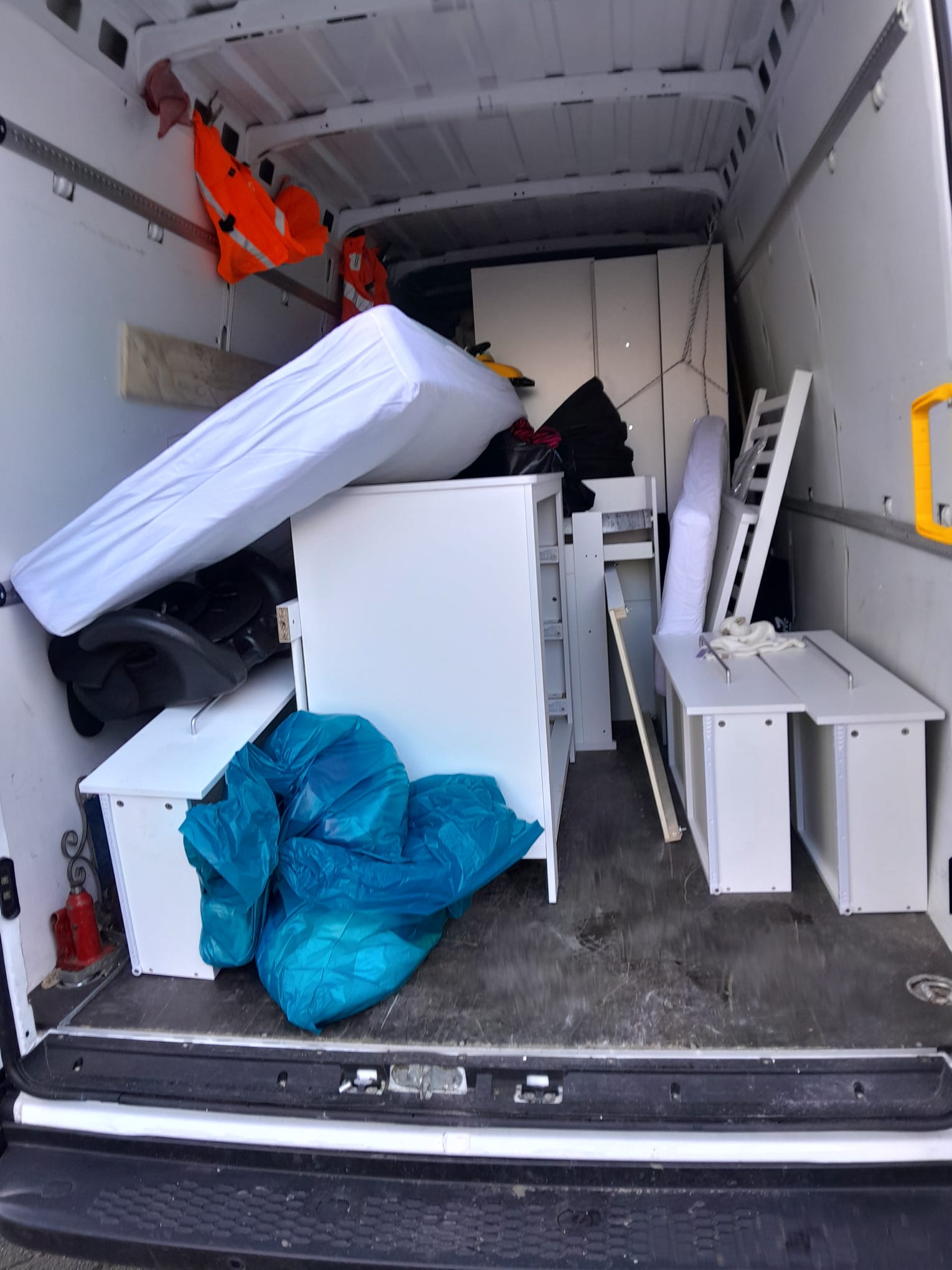 Geladen busje met meubels