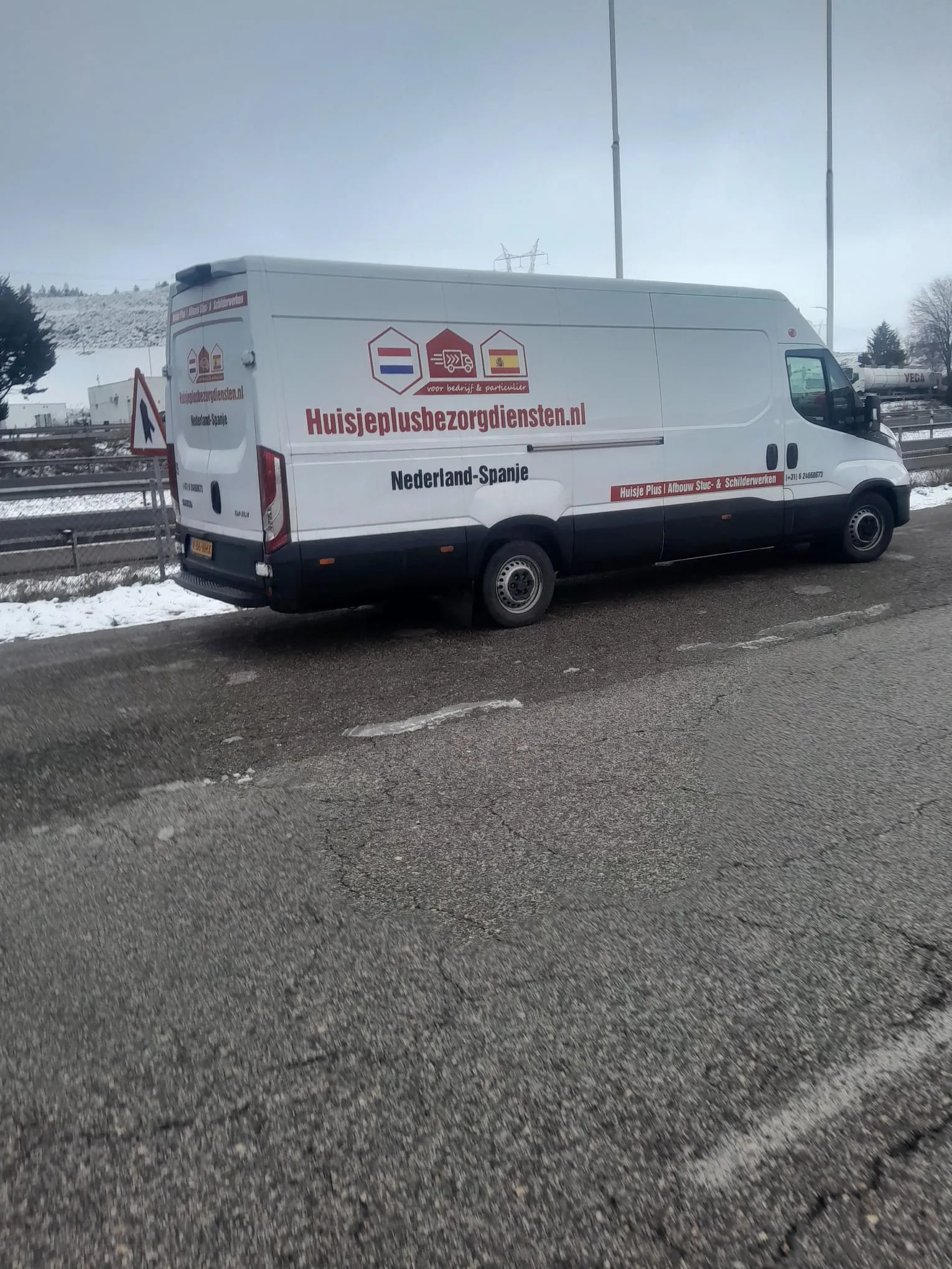 Huisje Plus bezorgbus in sneeuw bij Burgos