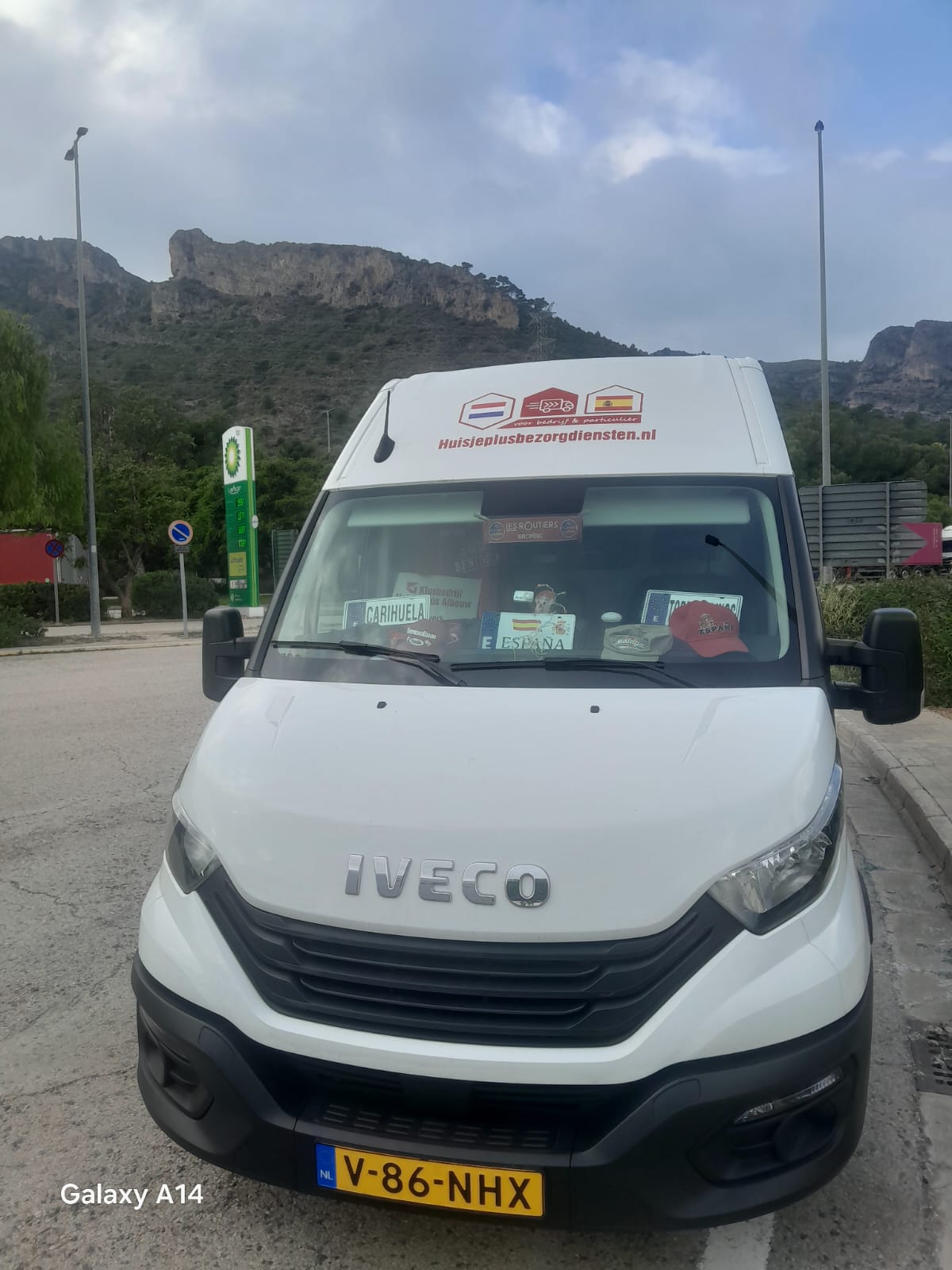 IVECO bezorgbus voorkant met branding