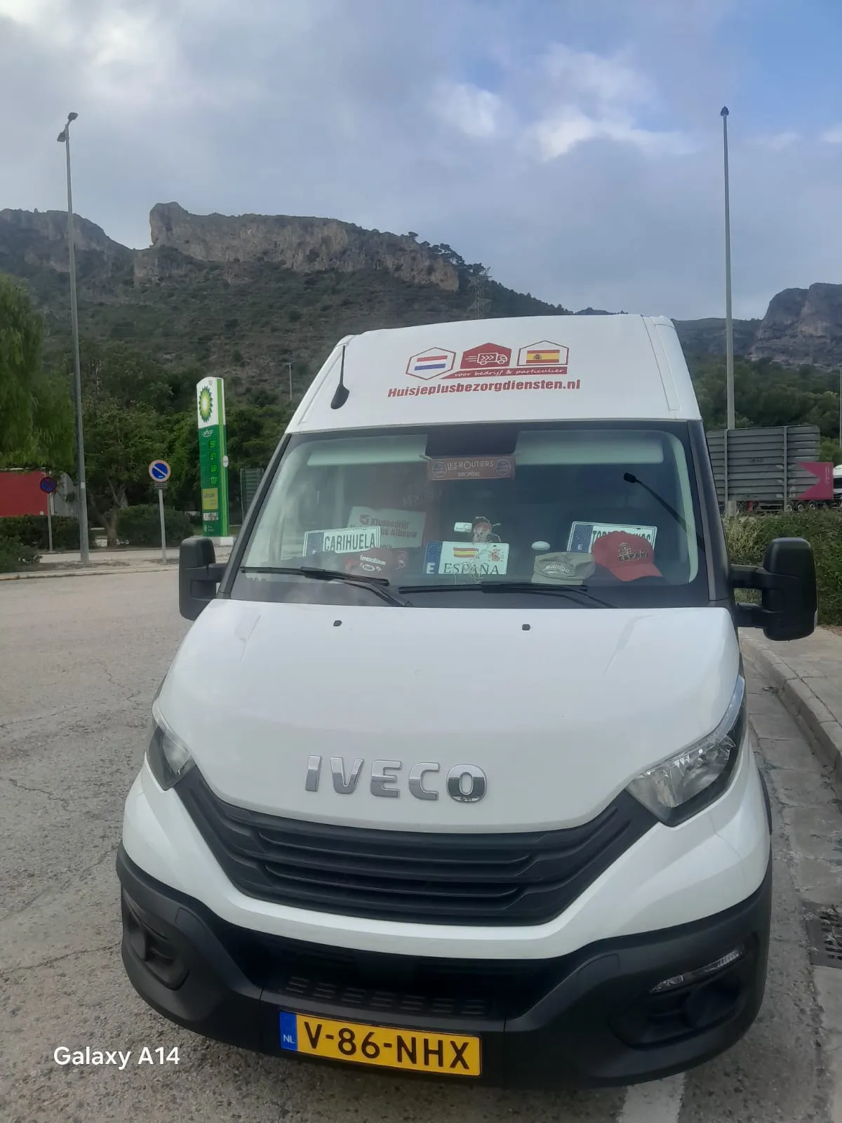 IVECO bezorgbus voorkant met branding