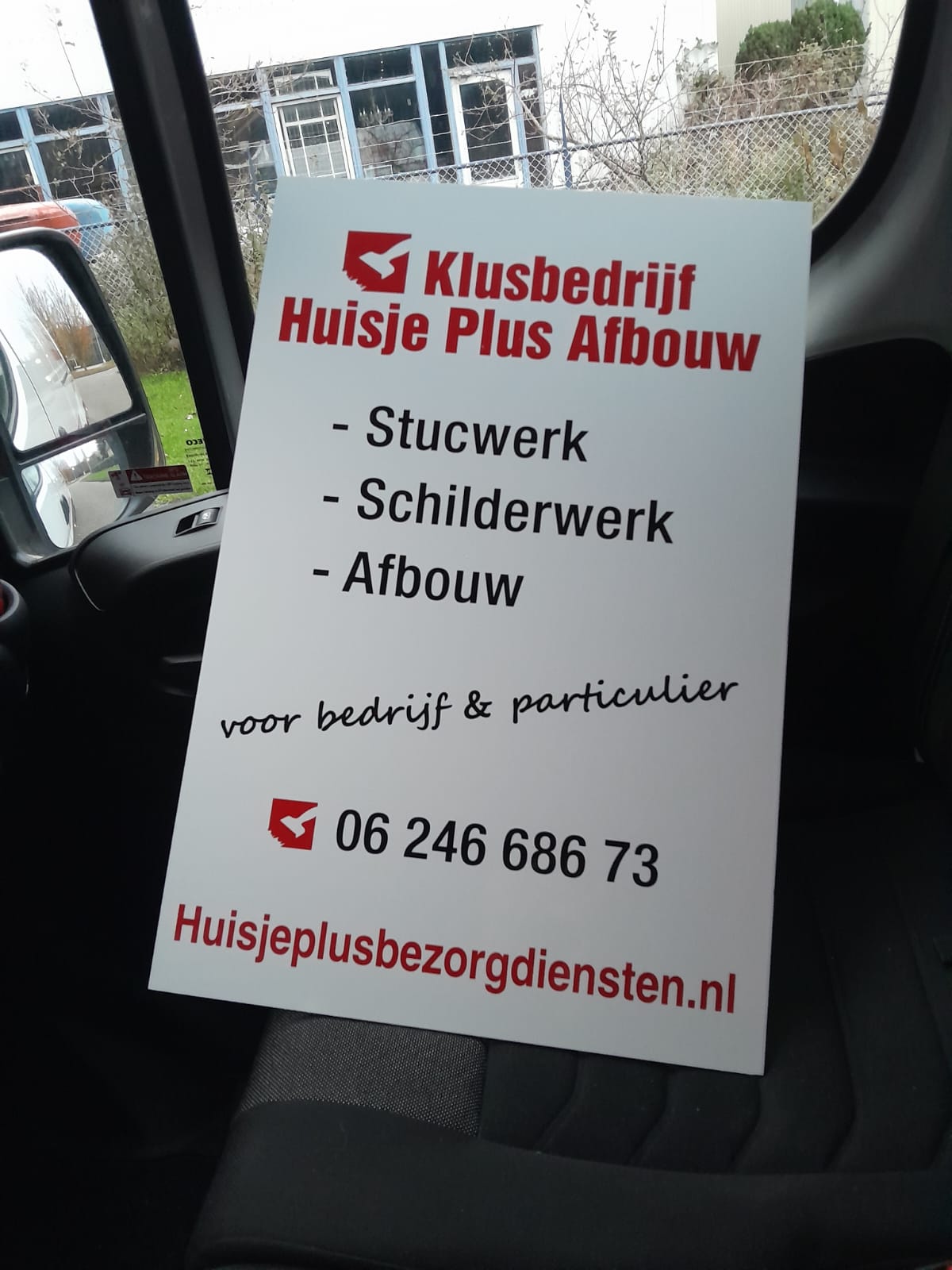 Huisje Plus reclamebord